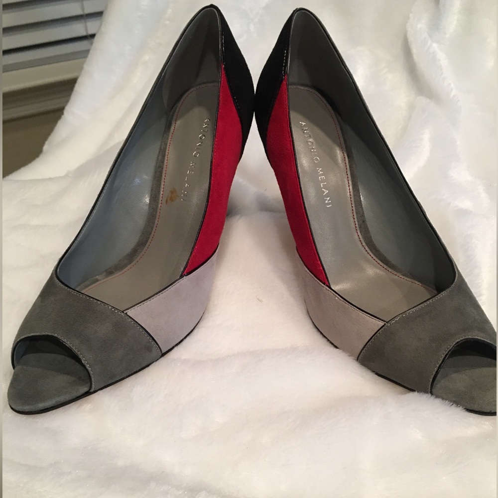 Never Worn! Enzo Melani tri-colored heels size 8.